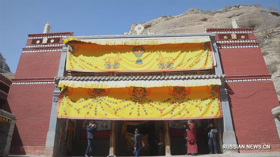 На горном утесе посреди яркого рельефа Данься в восточной части Цинхай-Тибетского нагорья стоит огромный комплекс, с высоты которого можно увидеть изящные изгибы реки Хуанхэ. Это и есть монастырь Даньдоу -- одно из мест зарождения тибетского буддизма. 