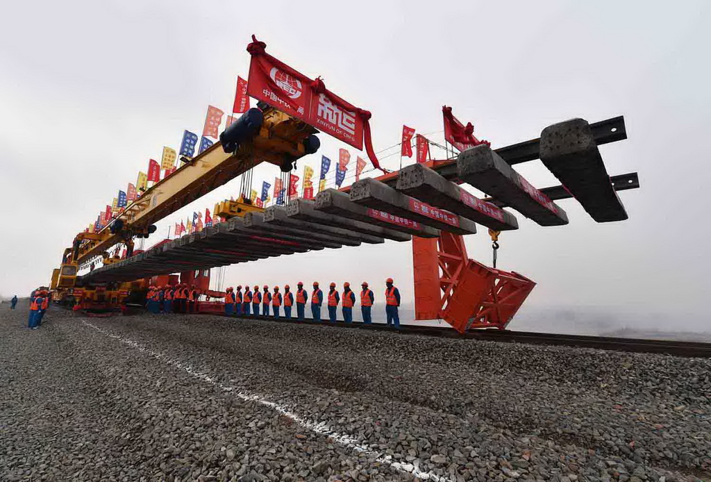 Закладка рельсов по длиннейшей строящейся тяжеловесной железной дороге
