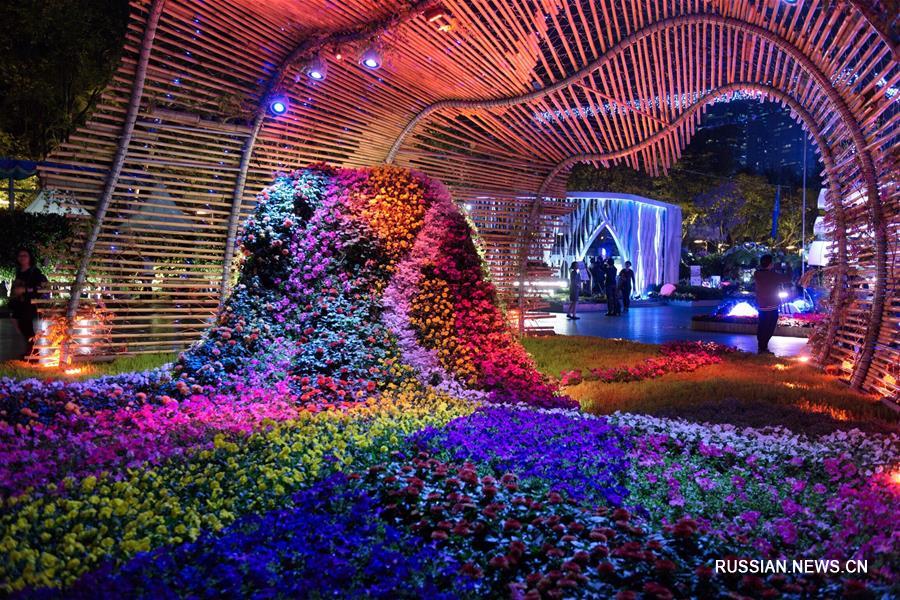 Сянган, 19 марта /Синьхуа/ -- В парке Виктории в Сянгане продолжает свою работу Сянганская международная выставка цветов -- 2018. 
