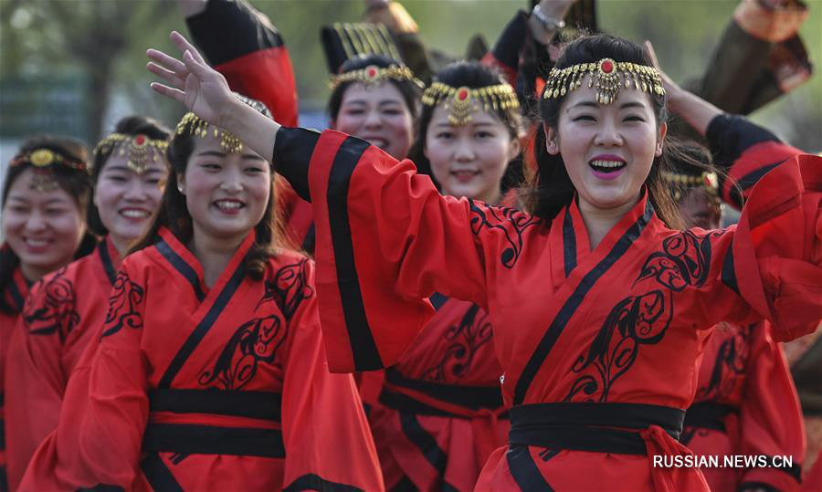 Шествие в одежде времен династии Хань в провинции Шэньси