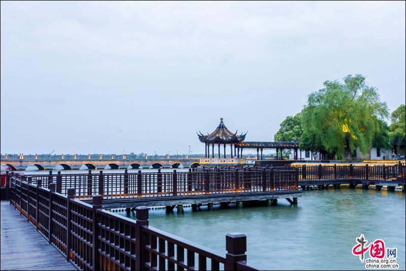 Весеннее свидание в живописном городке на воде Чжоучжуан