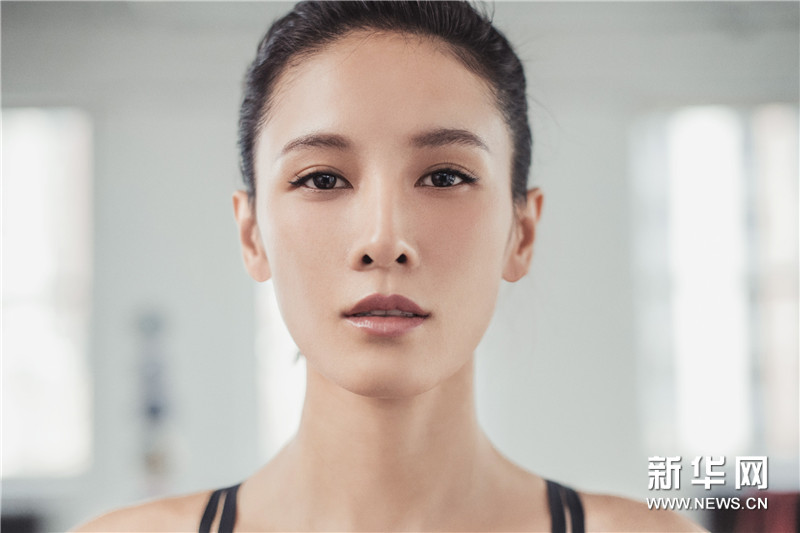 Китайская актриса Чжан Ланьсинь создает спортивный образ