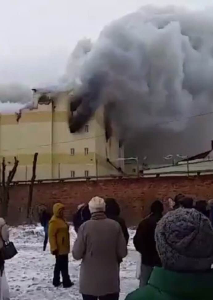 Число погибших при пожаре в ТЦ в Кемерово выросло до 37