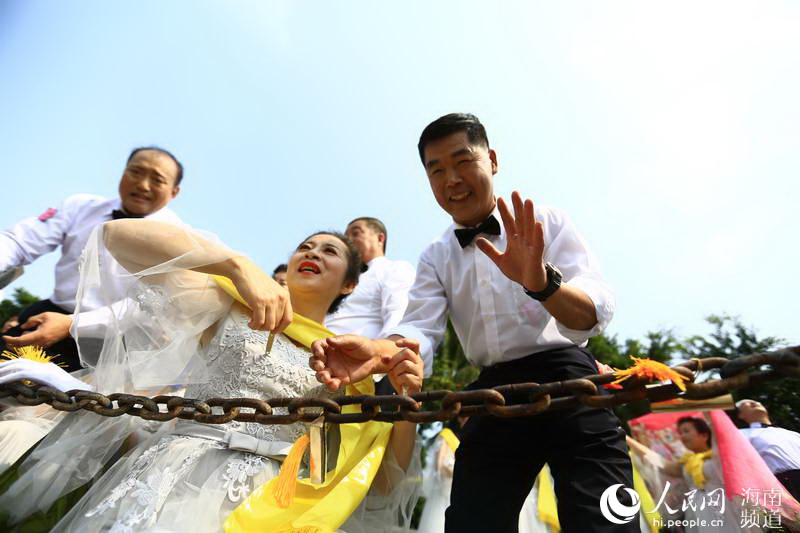 В поселке Боао города Цюнхай массово отметили 30-ю годовщину свадьбы