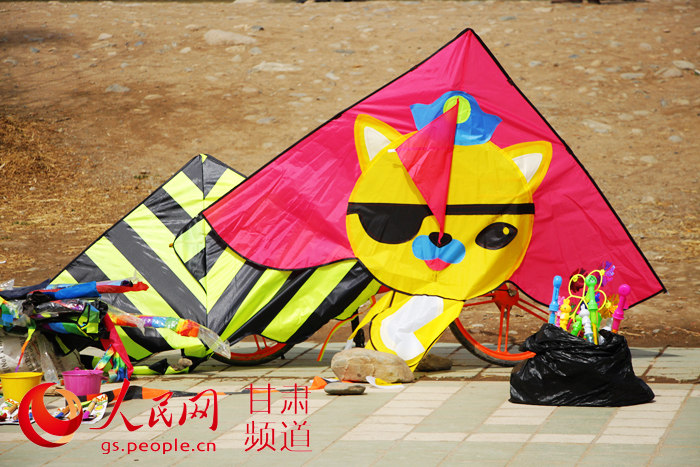 Город Ланьчжоу провинции Ганьсу: жители запускают воздушных змеев