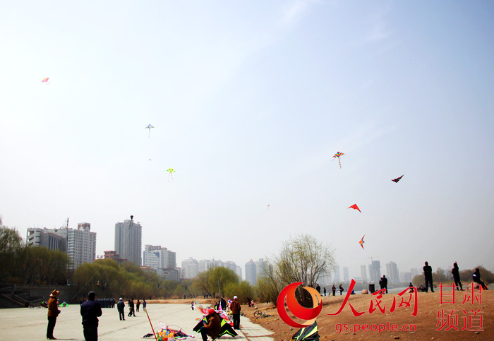 Город Ланьчжоу провинции Ганьсу: жители запускают воздушных змеев