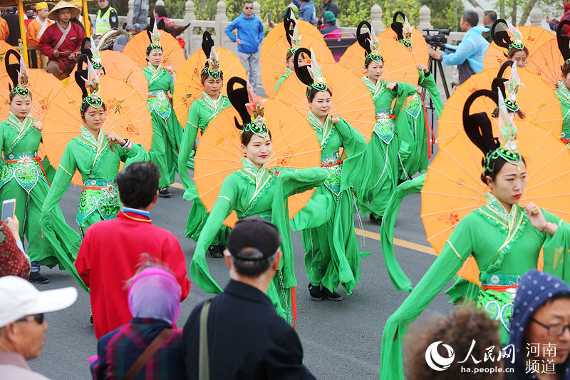 Тематический парад в Кайфэне (пров. Хэнань) по случаю праздника Цинмин