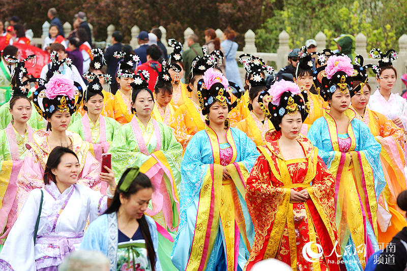Тематический парад в Кайфэне (пров. Хэнань) по случаю праздника Цинмин