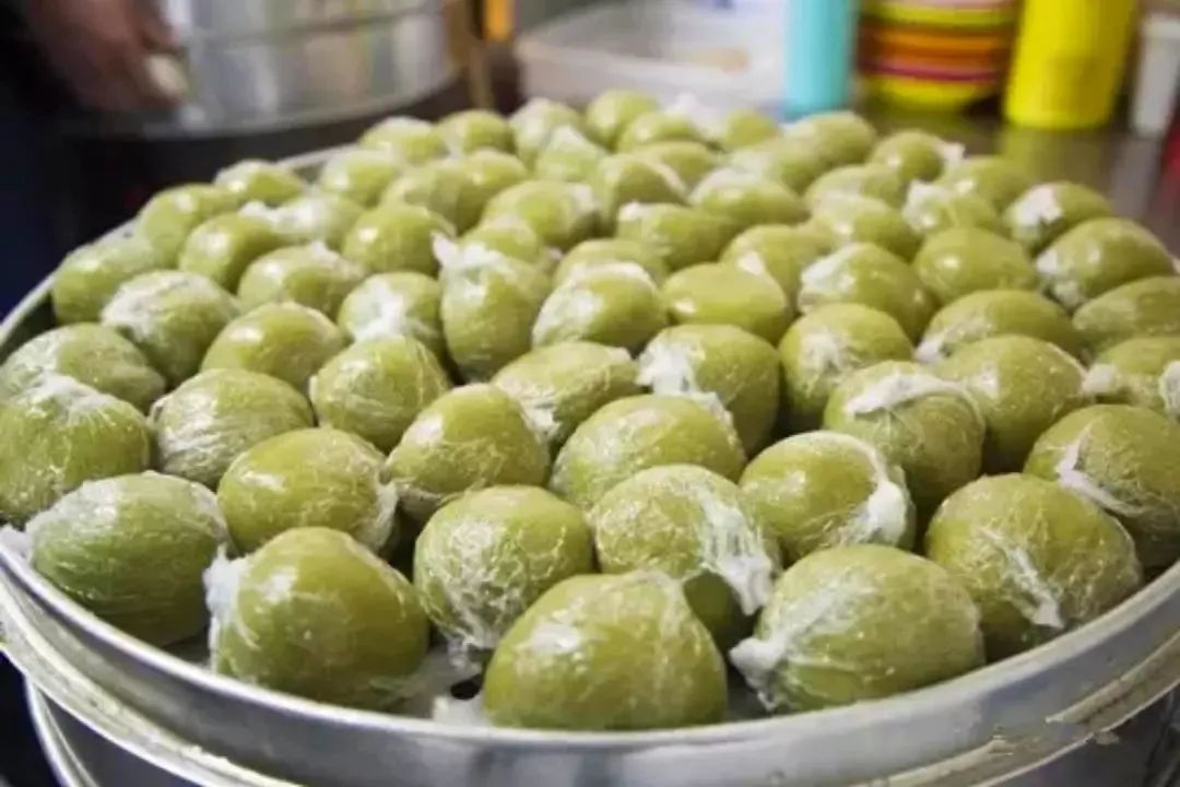 В преддверии праздника Цинмин сладкие зеленые шарики «цинтуань» из ресторана Китайского народного университета становятся популярными