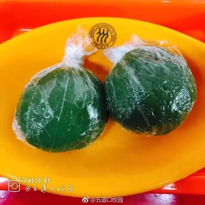 В преддверии праздника Цинмин сладкие зеленые шарики «цинтуань» из ресторана Китайского народного университета становятся популярными