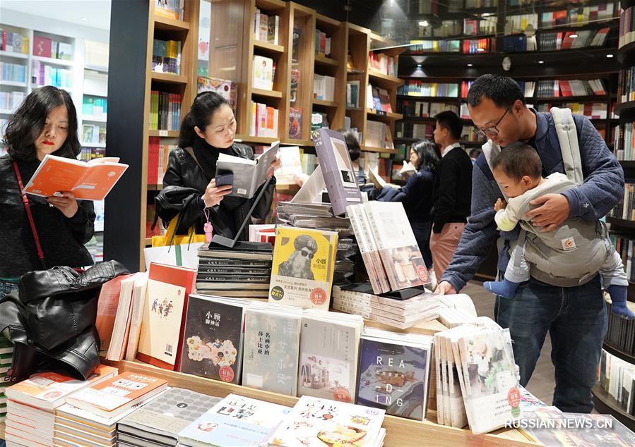 В дни каникул по случаю праздника Цинмин многие жители Шанхая /Восточный Китай/ приходят в книжные магазины, чтобы приобрести и почитать книжные новинки.  