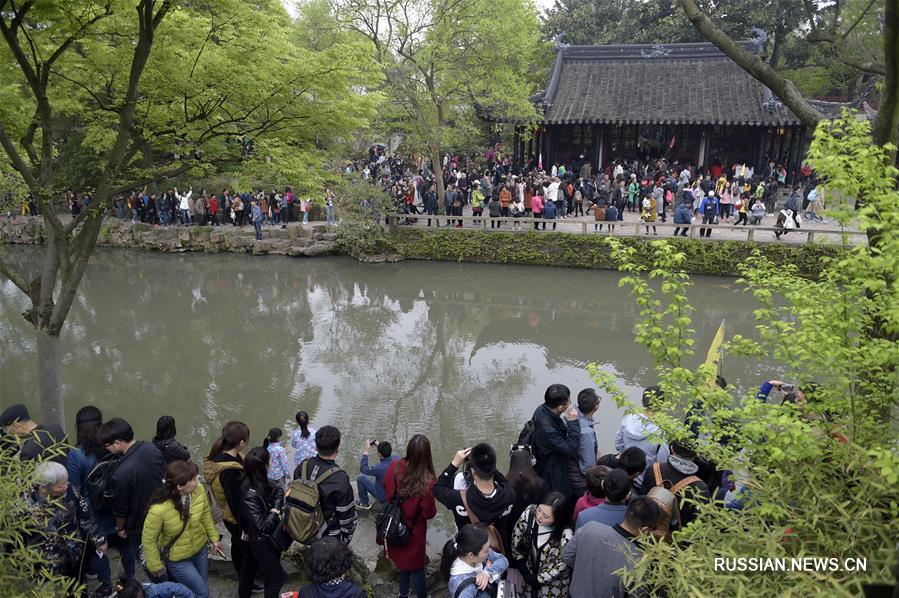 Сегодня первый день выходных в честь праздника Цинмин /День поминовения усопших/, и в ландшафтные парки городского округа Сучжоу /провинция Цзянсу, Восточный Китай/ пришло множество туристов.