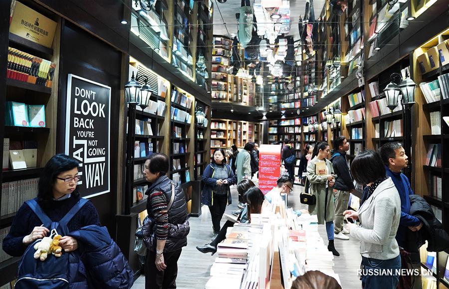 В дни каникул по случаю праздника Цинмин многие жители Шанхая /Восточный Китай/ приходят в книжные магазины, чтобы приобрести и почитать книжные новинки.  