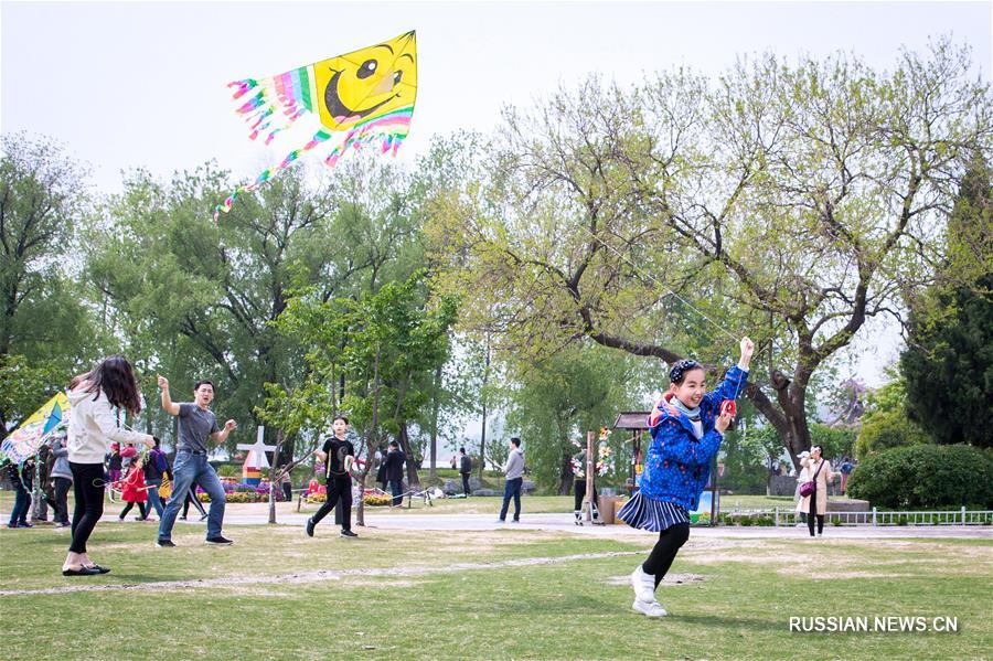 В выходные дни по случаю праздника Цинмин жители Китая с радостью выезжают на природу, чтобы получше отдохнуть на свежем воздухе.