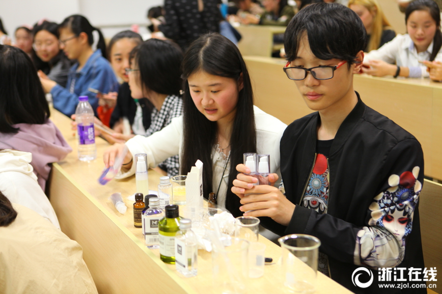 Факультативный курс по изготовлению косметики в Чжэцзянском политехническом университете