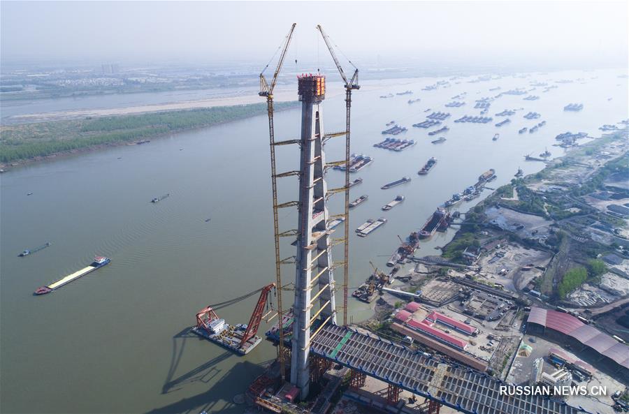 Строящийся мост через реку Янцзы в городе Ухань