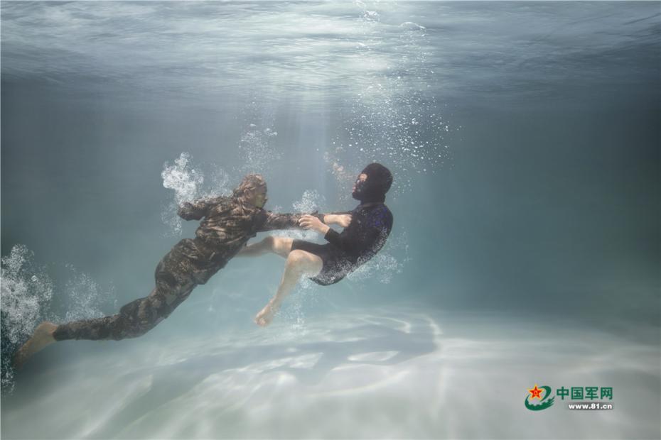 Креативные свадебные фотографии девушки с мужем военным