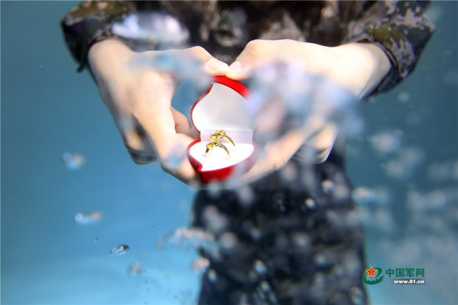 Креативные свадебные фотографии девушки с мужем военным