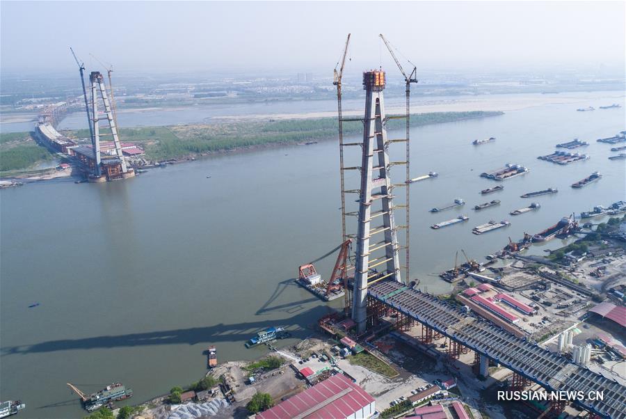 Строящийся мост через реку Янцзы в городе Ухань