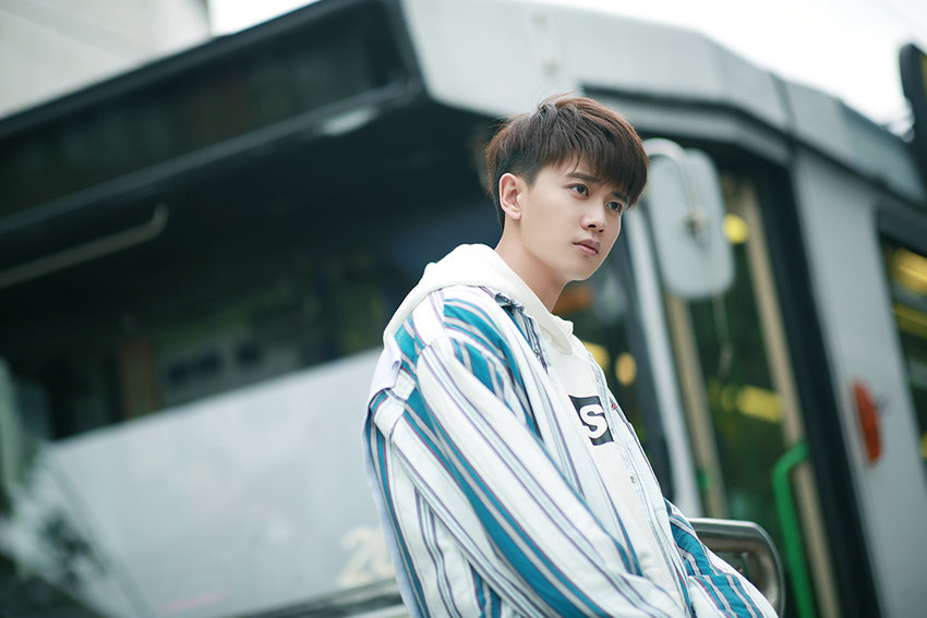 Уличные фото: очаровательный актер Жэнь Цзялунь в г. Мельбурн