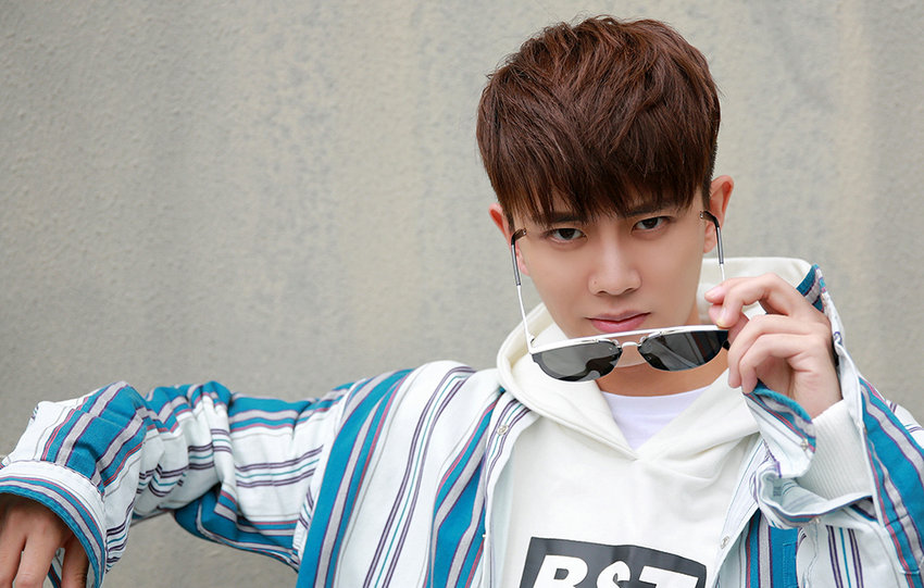 Уличные фото: очаровательный актер Жэнь Цзялунь в г. Мельбурн