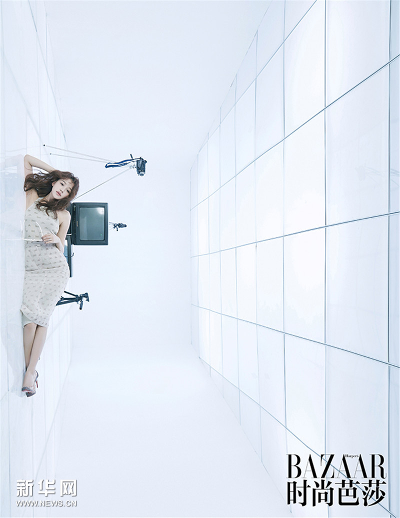 Красивая актриса Сунь И в модной фотосессии