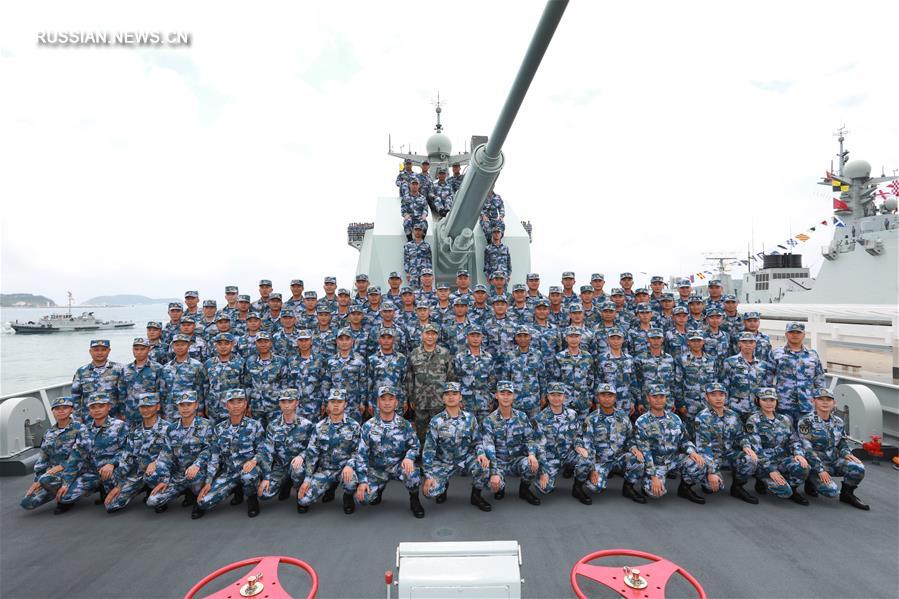 Генеральный секретарь ЦК КПК, председатель КНР, председатель Центрального военного совета Си Цзиньпин сегодня в первой половине дня принял участие в торжественном смотре ВМС НОАК в акватории Южно-Китайского моря.