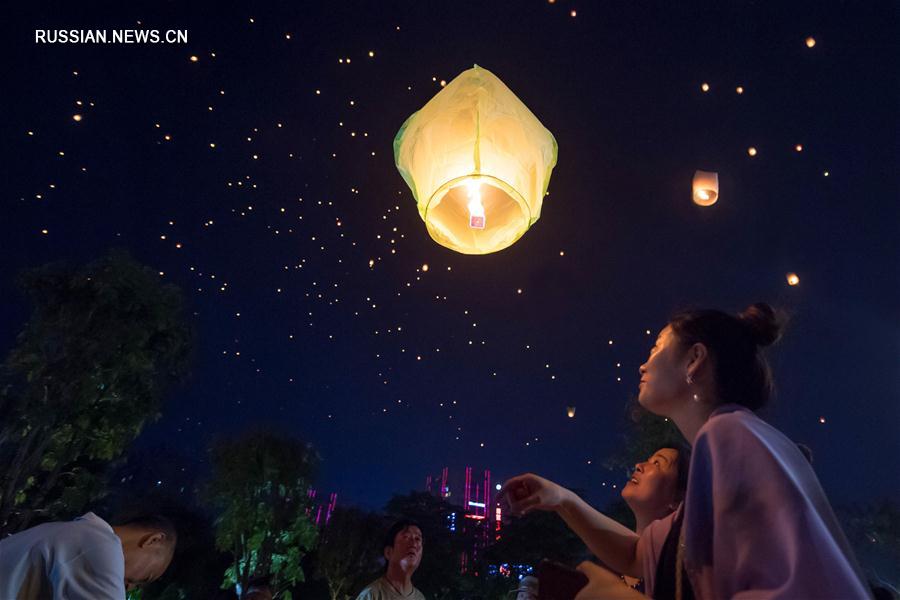 Небесные фонарики по случаю Нового года в провинции Юньнань
