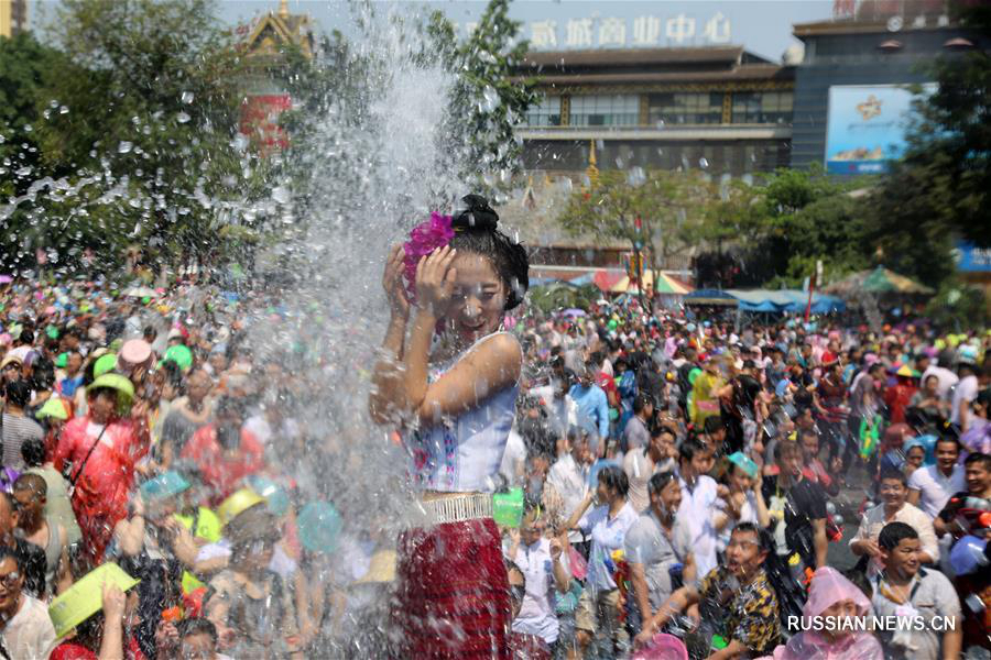 Праздничное обливание водой в Цзинхуне