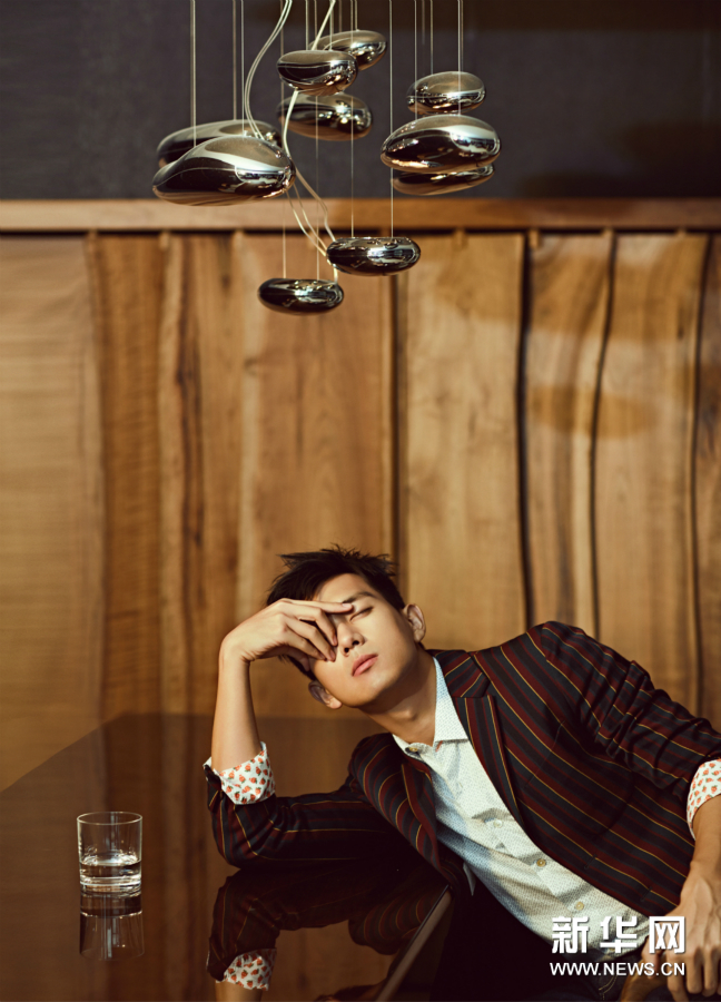Актер Ли Сянь в весенней ретро-фотосессии