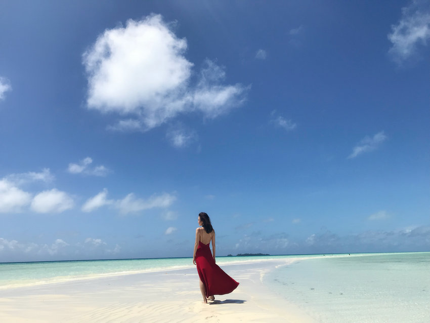 Очаровательная актриса Цинь Лань на пляже