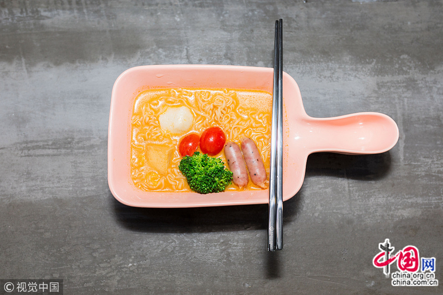  Интерьер закусочной выполнены в стиле INS. Войдя в лапшичную, можно сразу начинать снимать селфи. На полках закусочной представлены разнообразные популярные в Сети марки лапши быстрого приготовления со всего мира. 