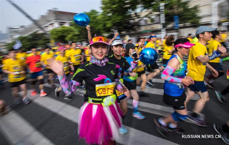 В воскресенье в городе Ухань /пров. Хубэй, Центральный Китай/ прошел марафон-2018. В мероприятии приняли участие около 24 тыс. китайских и зарубежных любителей бега.