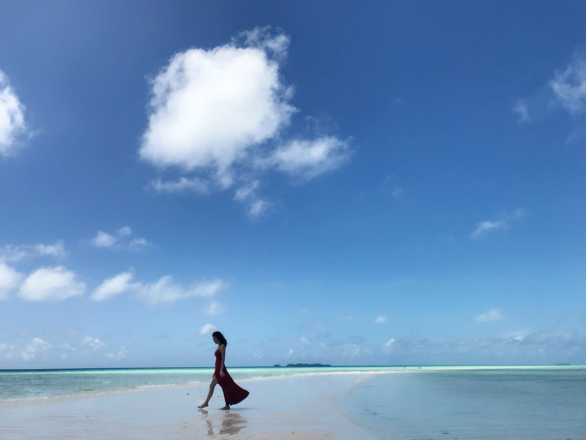 Очаровательная актриса Цинь Лань на пляже