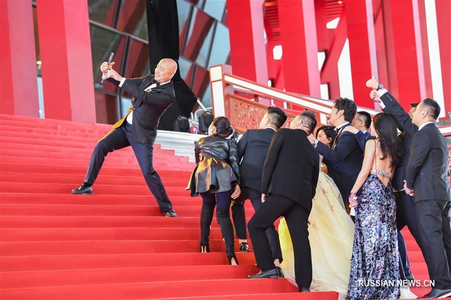 Пекин, 15 апреля /Синьхуа/ -- 8-й Пекинский международный кинофестиваль открылся сегодня в экспоцентре "Яньциху" в районе Хуайжоу китайской столицы. (Синьхуа)