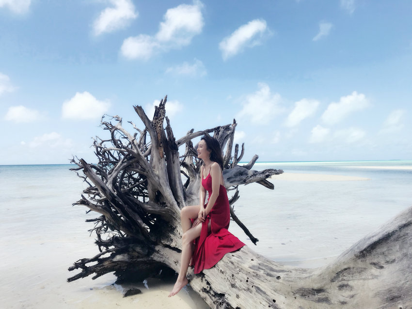 Очаровательная актриса Цинь Лань на пляже