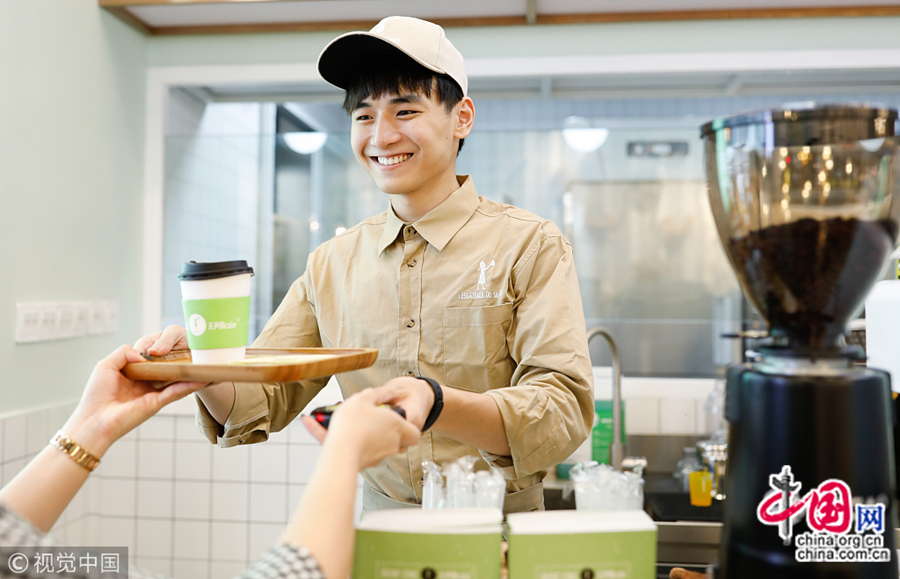 В Гуанчжоу есть «тихий» магазин, где все работники являются глухонемыми, включая кассиров, кондитеров и пекарей, бариста, упаковщиков. Работники в магазине, страдающие от нарушений слуха, общаются с клиентами с помощью записок.