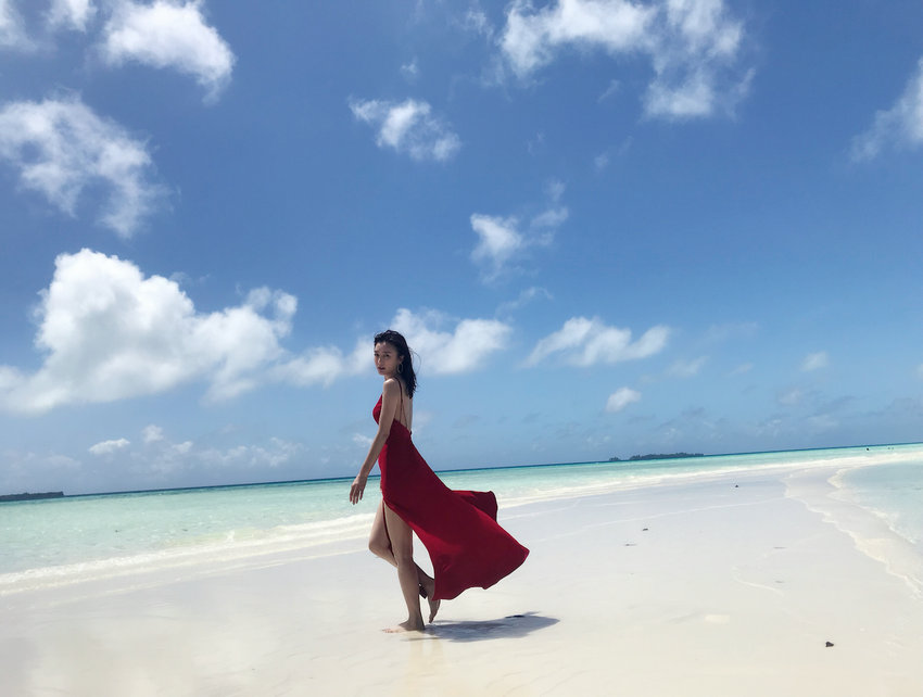 Очаровательная актриса Цинь Лань на пляже