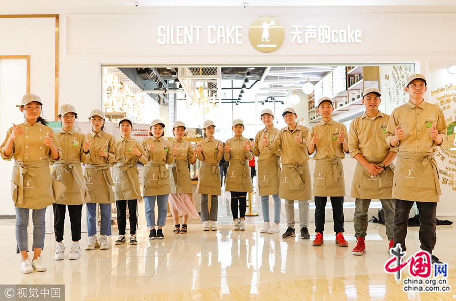 В Гуанчжоу есть «тихий» магазин, где все работники являются глухонемыми, включая кассиров, кондитеров и пекарей, бариста, упаковщиков. Работники в магазине, страдающие от нарушений слуха, общаются с клиентами с помощью записок.