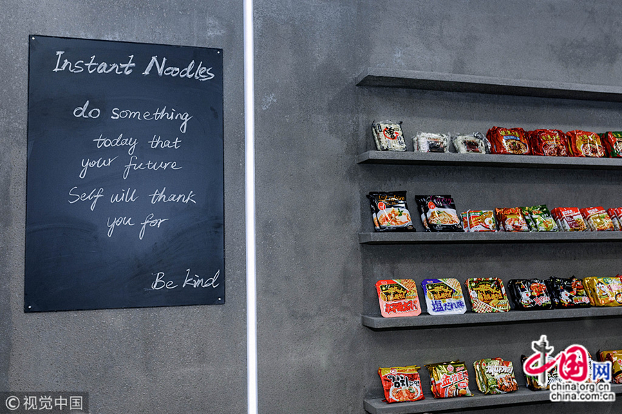  Интерьер закусочной выполнены в стиле INS. Войдя в лапшичную, можно сразу начинать снимать селфи. На полках закусочной представлены разнообразные популярные в Сети марки лапши быстрого приготовления со всего мира. 