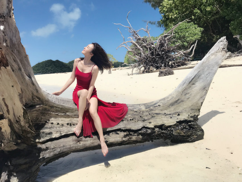 Очаровательная актриса Цинь Лань на пляже