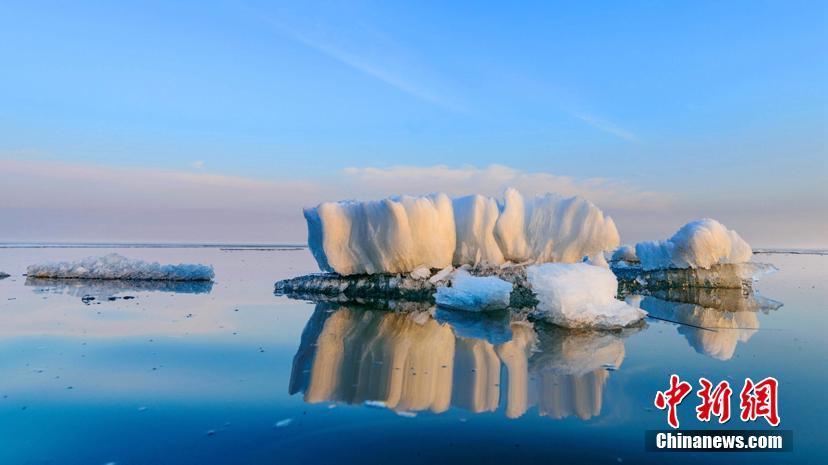 На китайско-российском пограничном озере Синкайху (Ханка) появился удивительный ледяной пейзаж – «лед и бегущая вода»