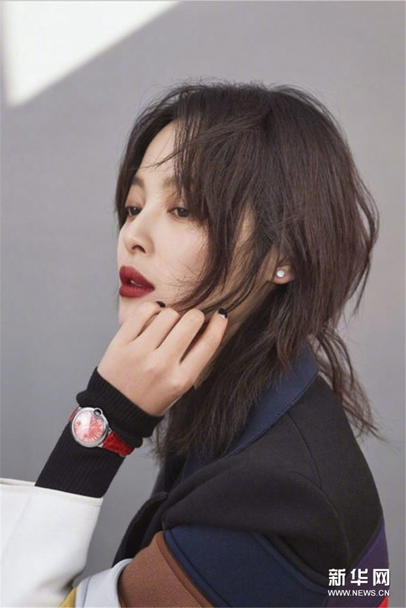 Очаровательная актриса Синь Чжилэй