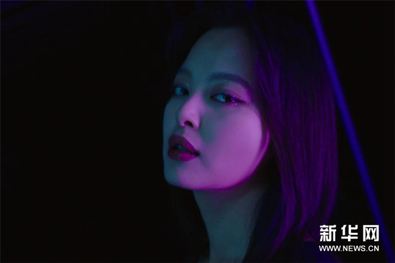 Очаровательная актриса Синь Чжилэй