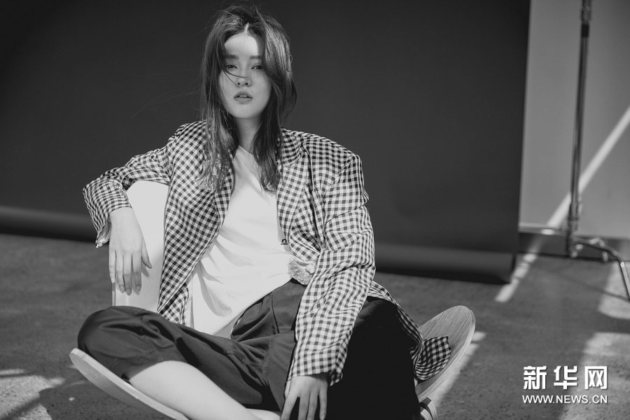 Красивая актриса Цяо Синь в новой фотосессии