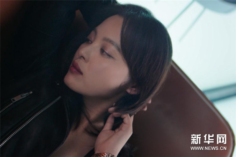 Очаровательная актриса Синь Чжилэй