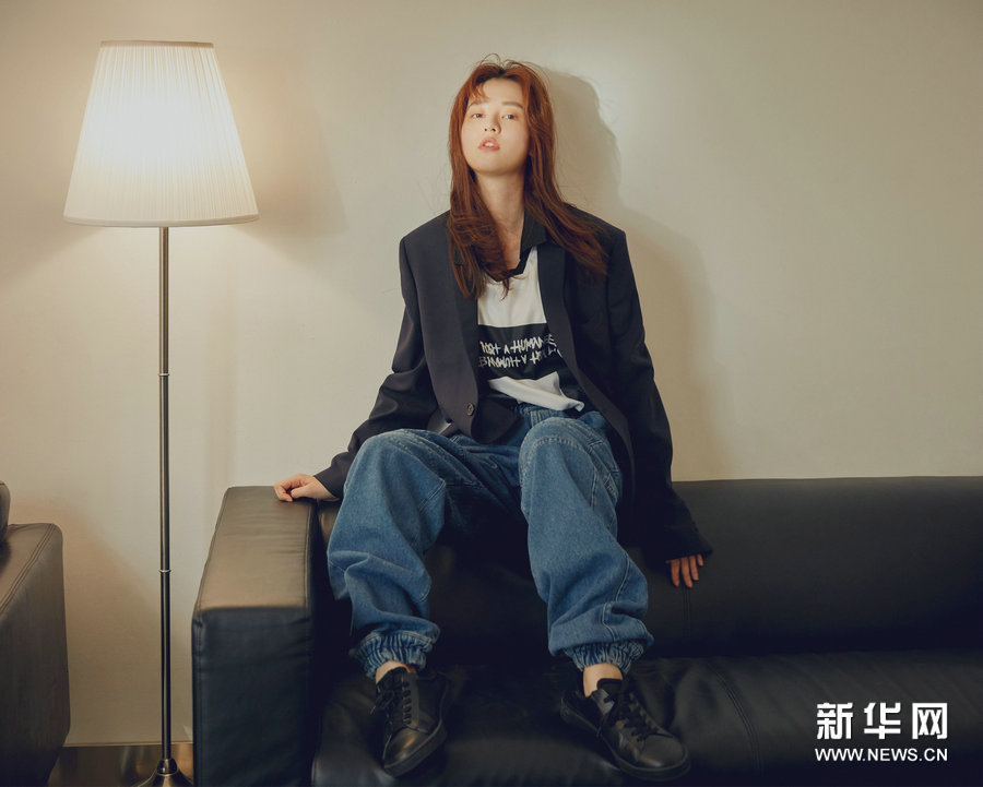 Красивая актриса Цяо Синь в новой фотосессии