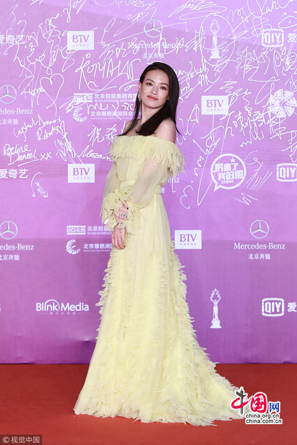 Очаровательные звезды на красном ковре церемонии закрытия 8-го Пекинского международного кинофестиваля