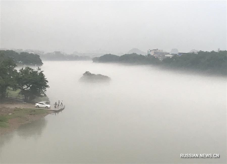 Плотная шаль из моросящего дождя и тумана накрыла сегодня реку Лицзян в городском округе Гуйлинь Гуанси-Чжуанского автономного района /Южный Китай/. 