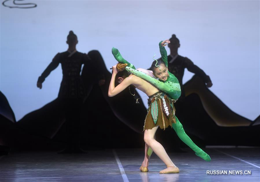 В Пекине прошла премьера балета-сказки "Девятицветный олень"